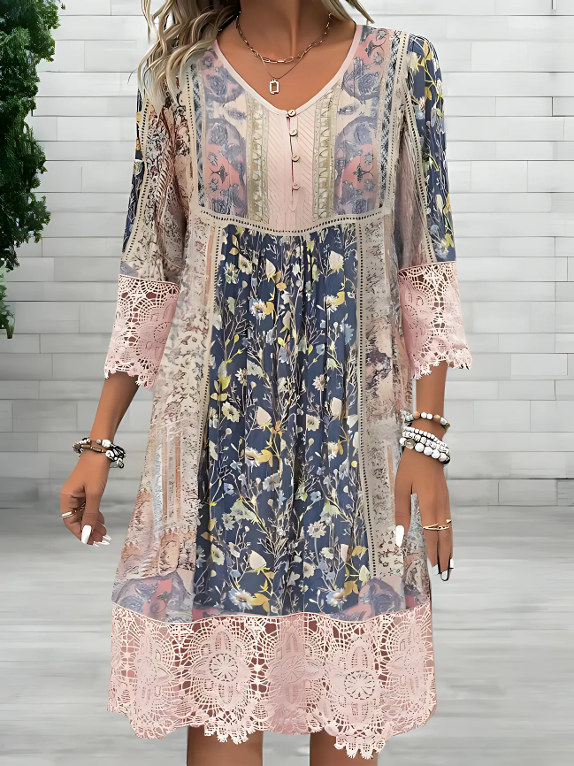 Blomstret Dame Bohemian Chic maxikjole. Komfortabel sommerkjole i boho stil, perfekt til fest og hverdag.