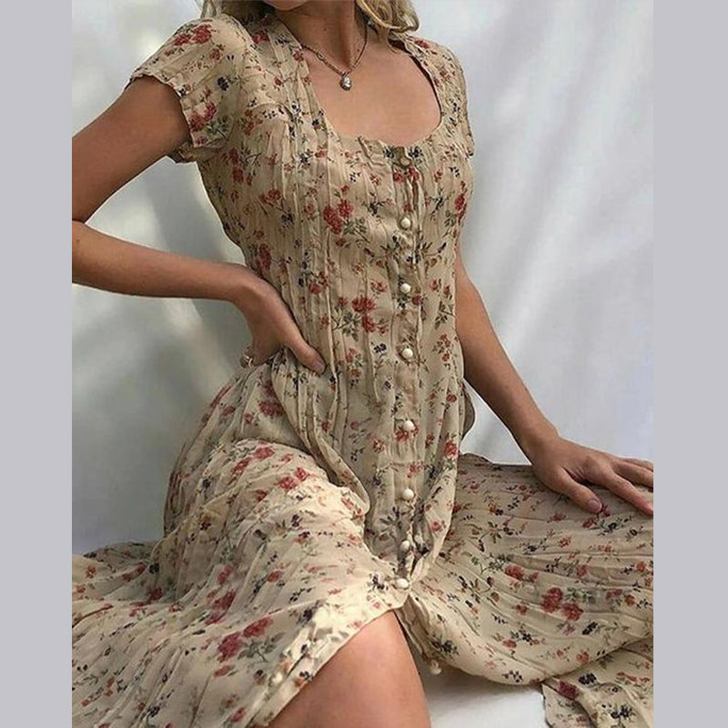 "Blomstret Elvira sommerkjole, let og åndbar med kortærmet design, ideel til sommer og feminine looks."