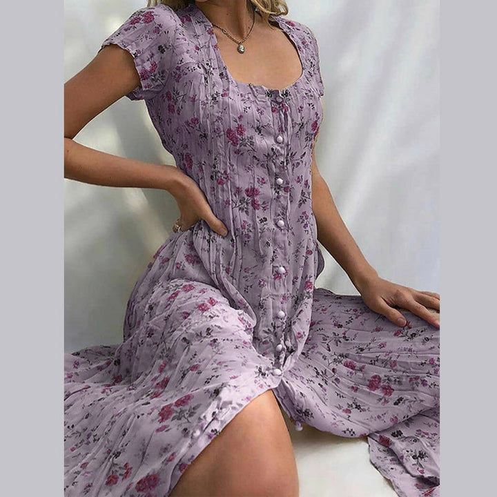 "Blomstret Elvira sommerkjole, let og åndbar med kortærmet design, ideel til sommer og feminine looks."