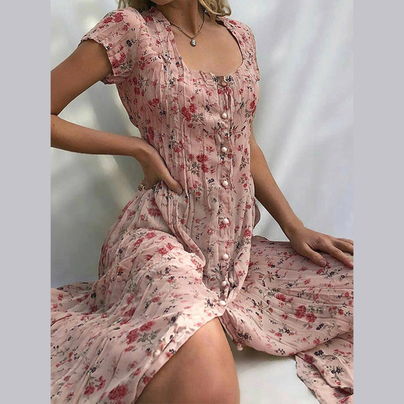 "Blomstret Elvira sommerkjole, let og åndbar med kortærmet design, ideel til sommer og feminine looks."