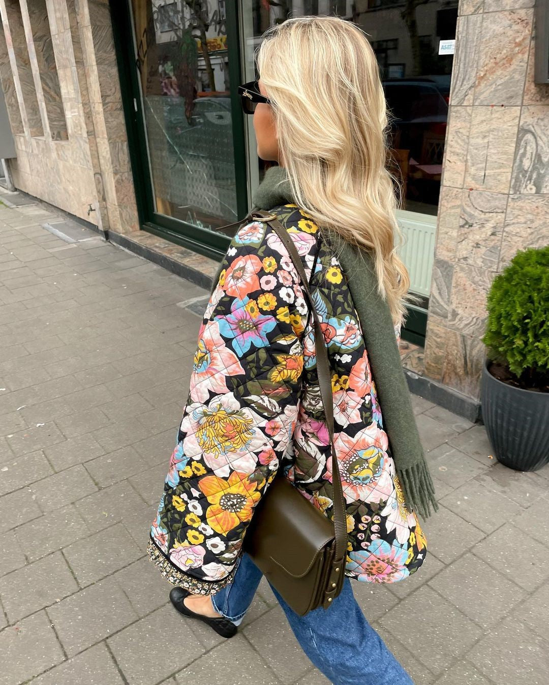 "Blomstret reversibel vinterjakke med boheme design, isolerende foring og brede ærmer for stil og varme."