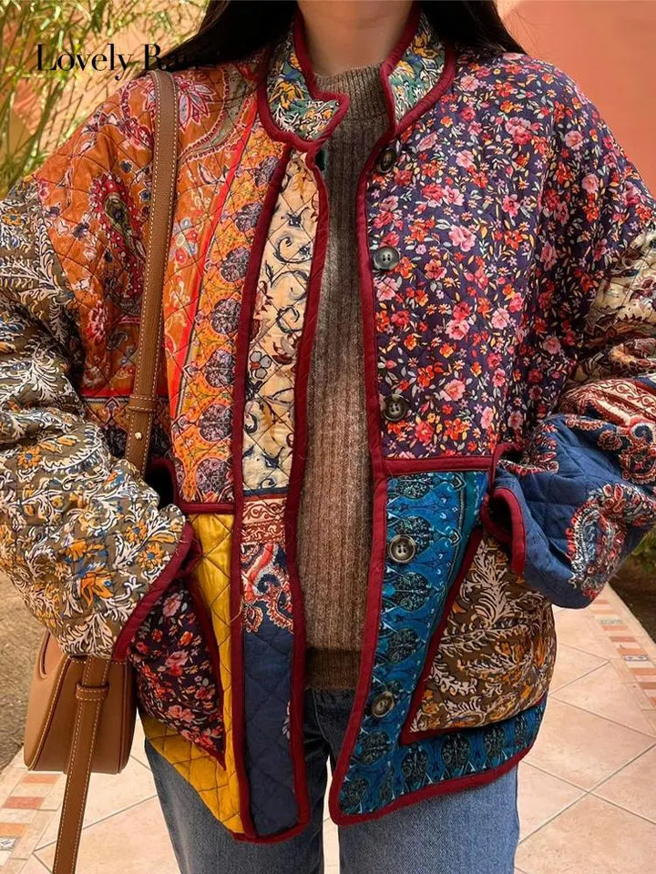 "Blomstret reversibel vinterjakke med boheme design, isolerende foring og brede ærmer for stil og varme."