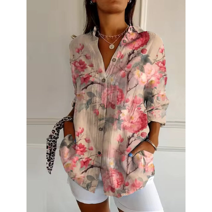 Boheme damebluse med farverigt blomstermønster og elegant V-hals for en afslappet, feminin stil.
