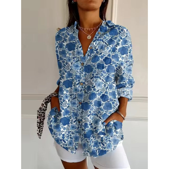 Smuk langærmet bohemebluse med levende blomsterprint, perfekt til forår og sommer. Komfortabel pasform.