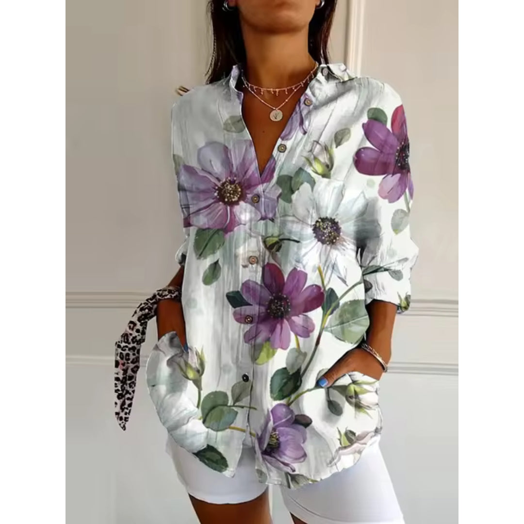 Farverig V-hals blomsterbluse i boheme stil. Ideel som sommerbluse til kvinder, der elsker afslappet elegance.