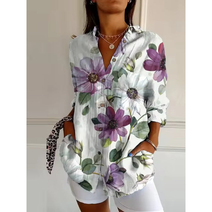 Farverig V-hals blomsterbluse i boheme stil. Ideel som sommerbluse til kvinder, der elsker afslappet elegance.