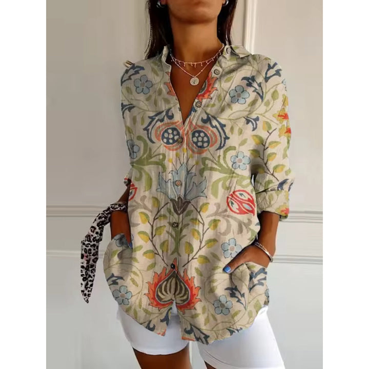 Feminin plus size damebluse med farverigt blomstermønster og V-hals. Perfekt til boho-chic looket.