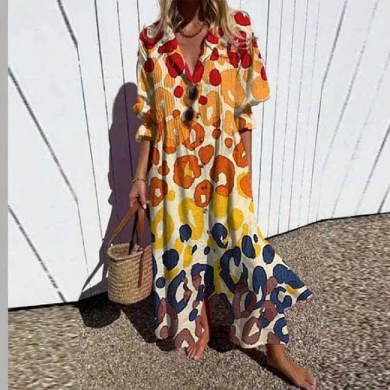 Let feriekjole med boheme-mønster til kvinder. Ideel som strandkjole eller elegant sommer outfit.