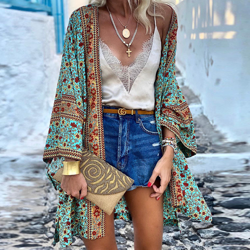 "Boho kimono cardigan til kvinder med farverigt mønster, vide ærmer og åben front. Stilfuld og komfortabel til dagligt brug."