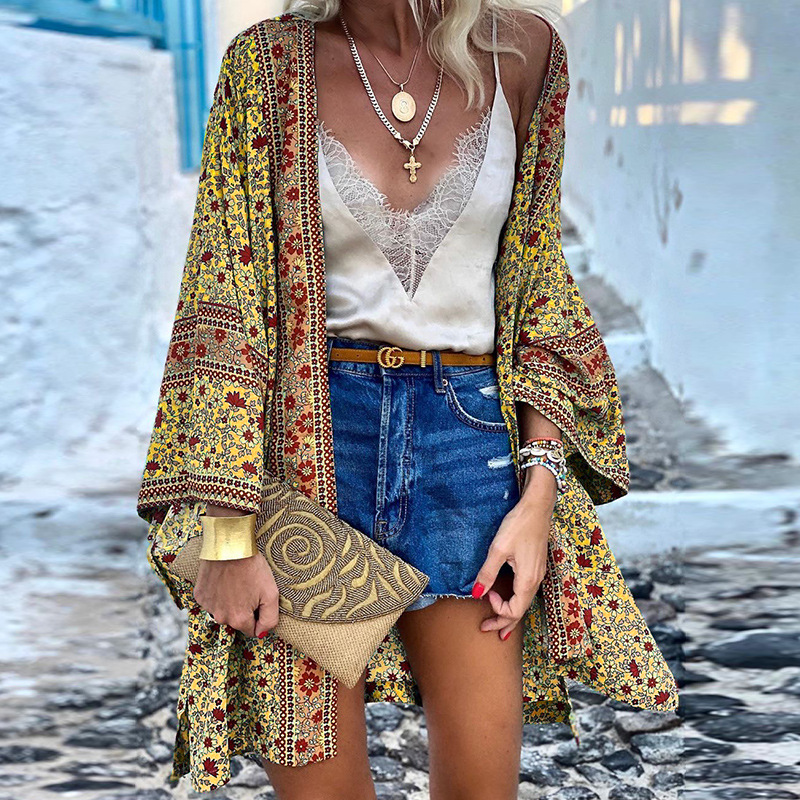 "Boho kimono cardigan til kvinder med farverigt mønster, vide ærmer og åben front. Stilfuld og komfortabel til dagligt brug."