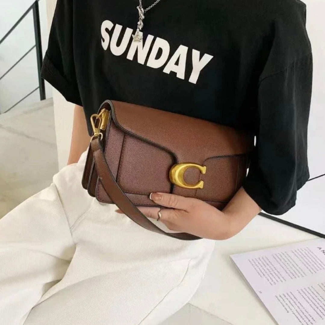 Brun crossbody skuldertaske i vegansk læder; elegant kvindetilbehør med justerbar strop og luksuriøst design.