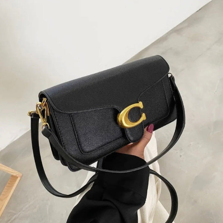 Brun crossbody skuldertaske i vegansk læder; elegant kvindetilbehør med justerbar strop og luksuriøst design.