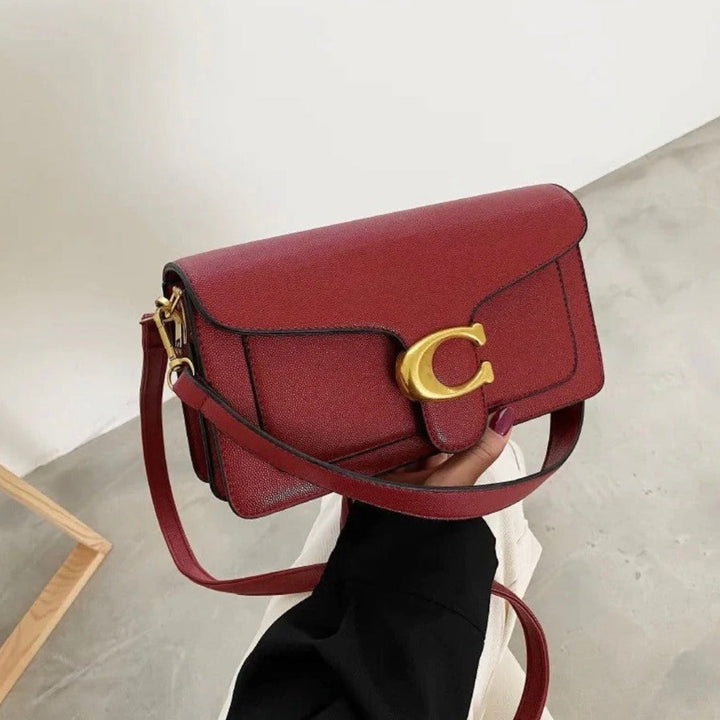 Brun crossbody skuldertaske i vegansk læder; elegant kvindetilbehør med justerbar strop og luksuriøst design.