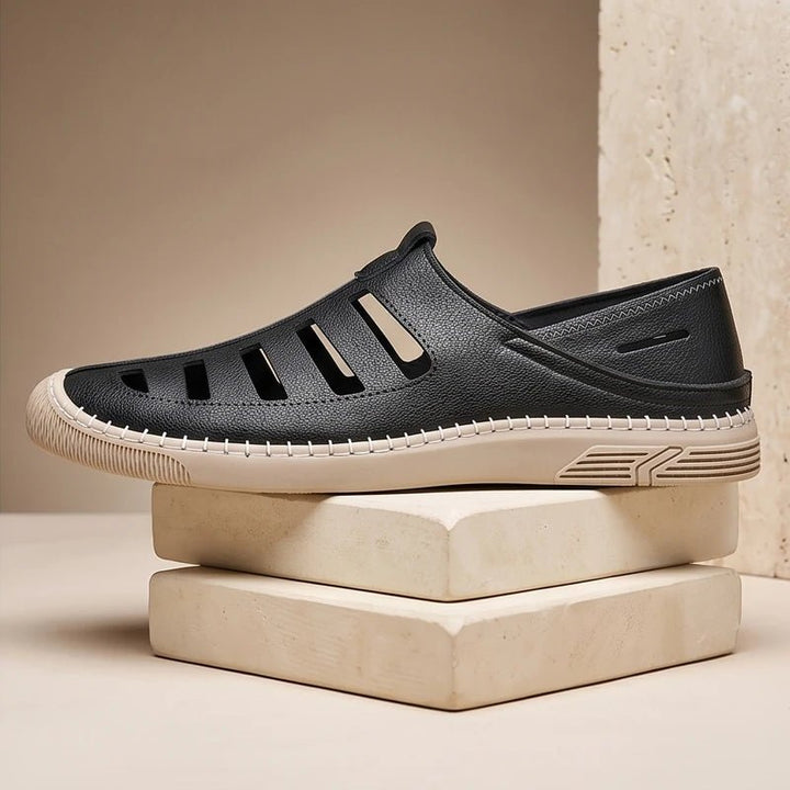 Nærbillede af brun herre fisherman sandal. Fremhæver lukkede tæer, ventileret design for optimal åndbarhed.