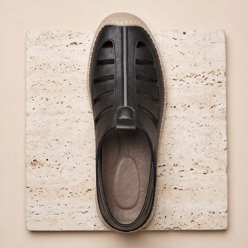 Sort herre fisherman sandal set fra siden. Med lukkede tæer & ventileret overdel for åndbar sommerkomfort.