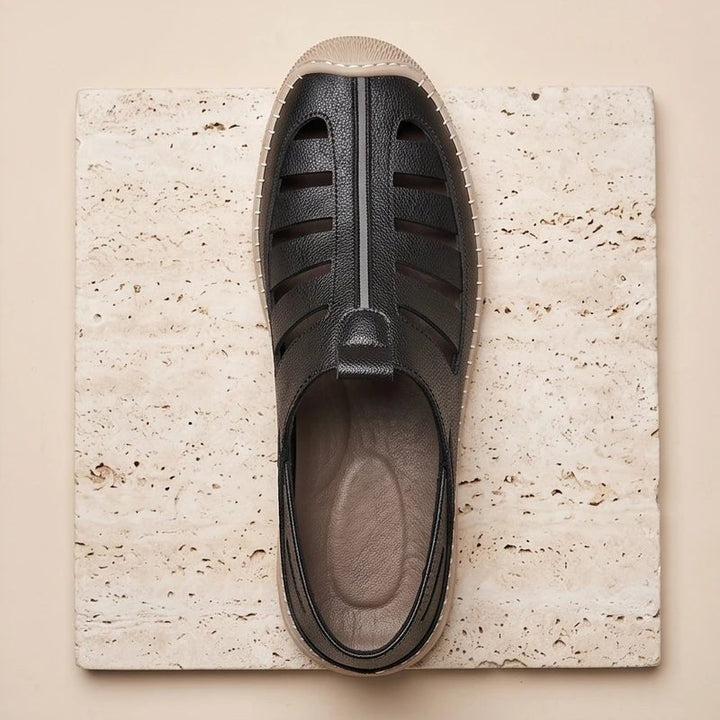 Sort herre fisherman sandal set fra siden. Med lukkede tæer & ventileret overdel for åndbar sommerkomfort.