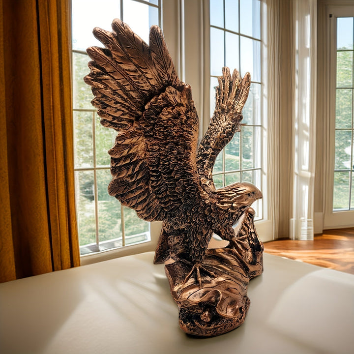 Brun ørnestatuette med udstrakte vinger til boligindretning. Majestætisk fugleskulptur symboliserer frihed.