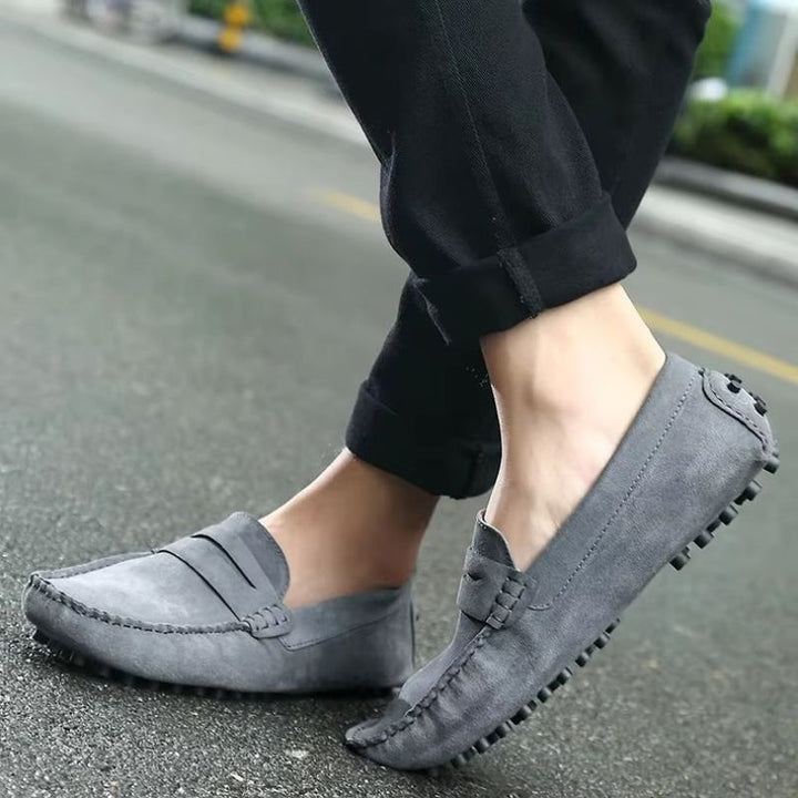 Komfortable og alsidige slip-on damesko i brun/grøn med skridsikker sål til hverdagsbrug og rejse.
