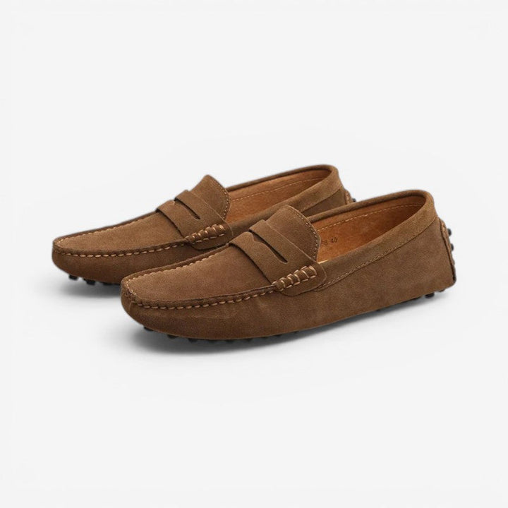 Komfortable brun slip-on damesko med rund snude og skridsikker sål, perfekt til fritid.
