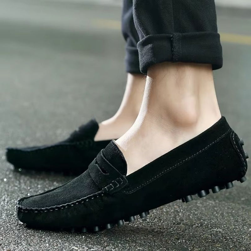 Brun flad slip-on damesko med rund snude, komfortabel og med skridsikker sål til hverdag.