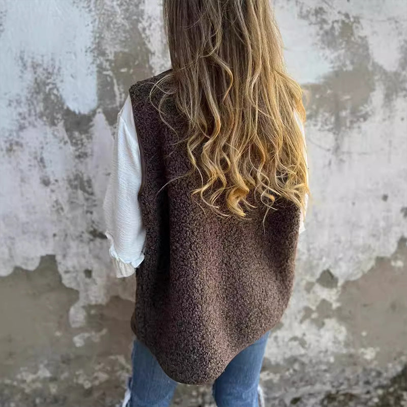 Brun casual teddyvest til damer med knapper. Afslappet pasform til hverdagsstil og overgangsjakke.