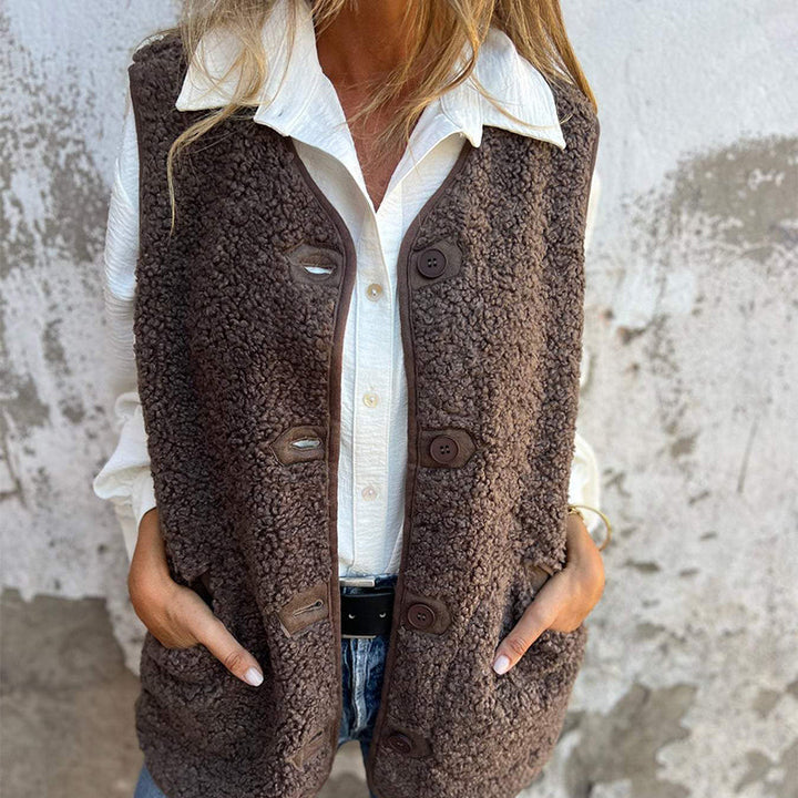 Vintermode: Damers bløde teddyvest i brun med knapper. Komfortabel og varm til kolde dage.