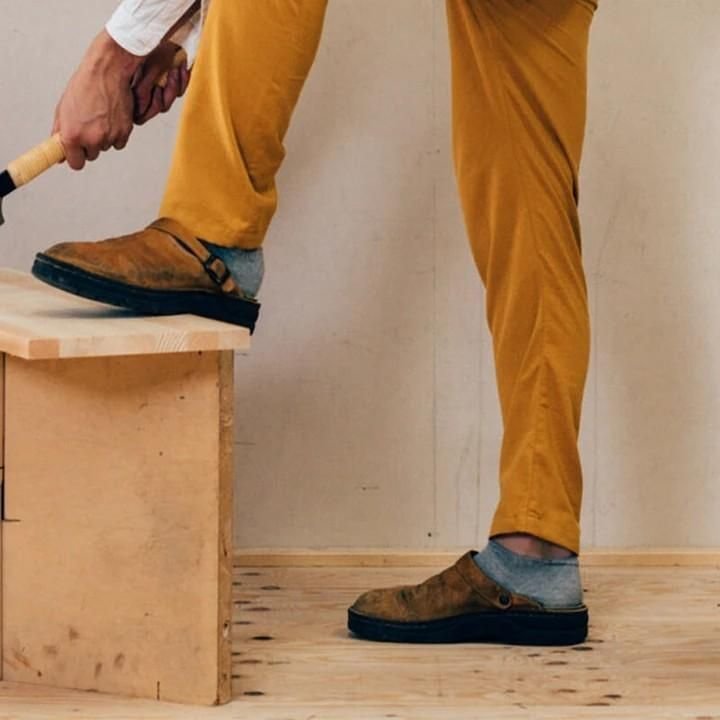 Berken læder hjemmesko til mænd i brun med justerbar rem og blød fodseng, stilfuldt design for komfort i de kolde måneder.