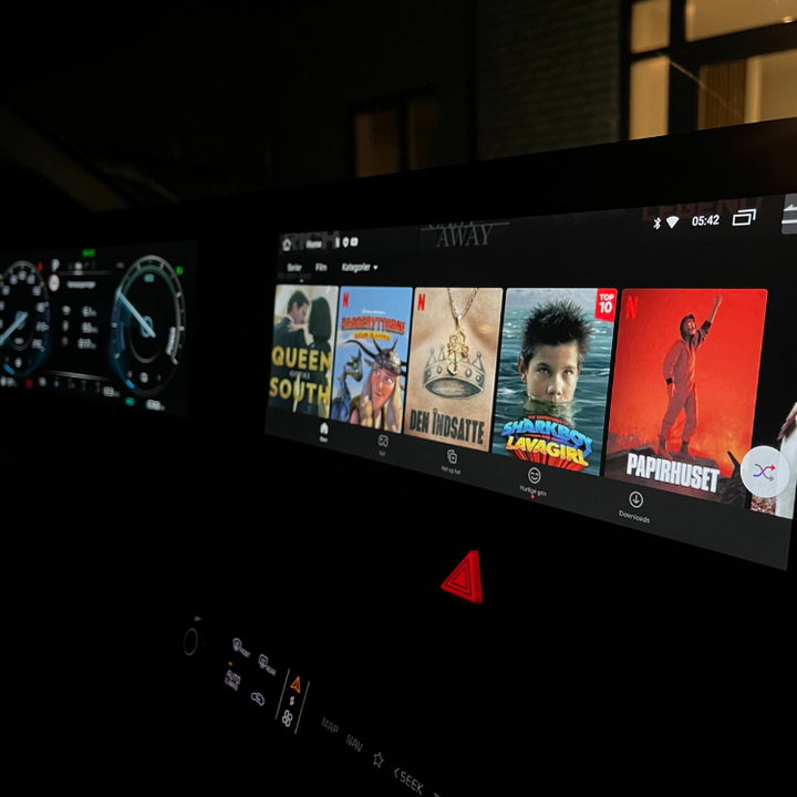 Nyd apps, navigation og stemmestyring med CarLink™ trådløs adapter til Android Auto & CarPlay i bilen.