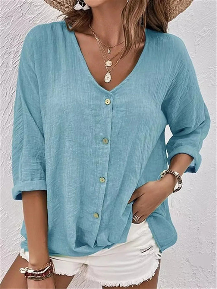 Casual damebluse med V-hals og trekvart ærmer i blød bomuld. Perfekt til sommer og afslappet look.