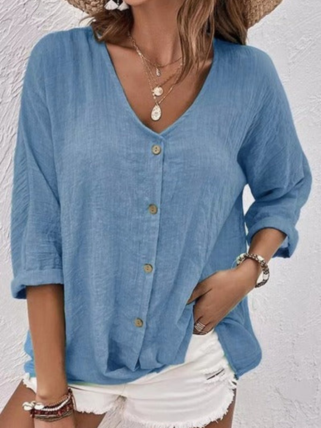 Komfortabel oversized V-hals damebluse med trekvart ærmer i blød bomuld. Afslappet top til sommer.