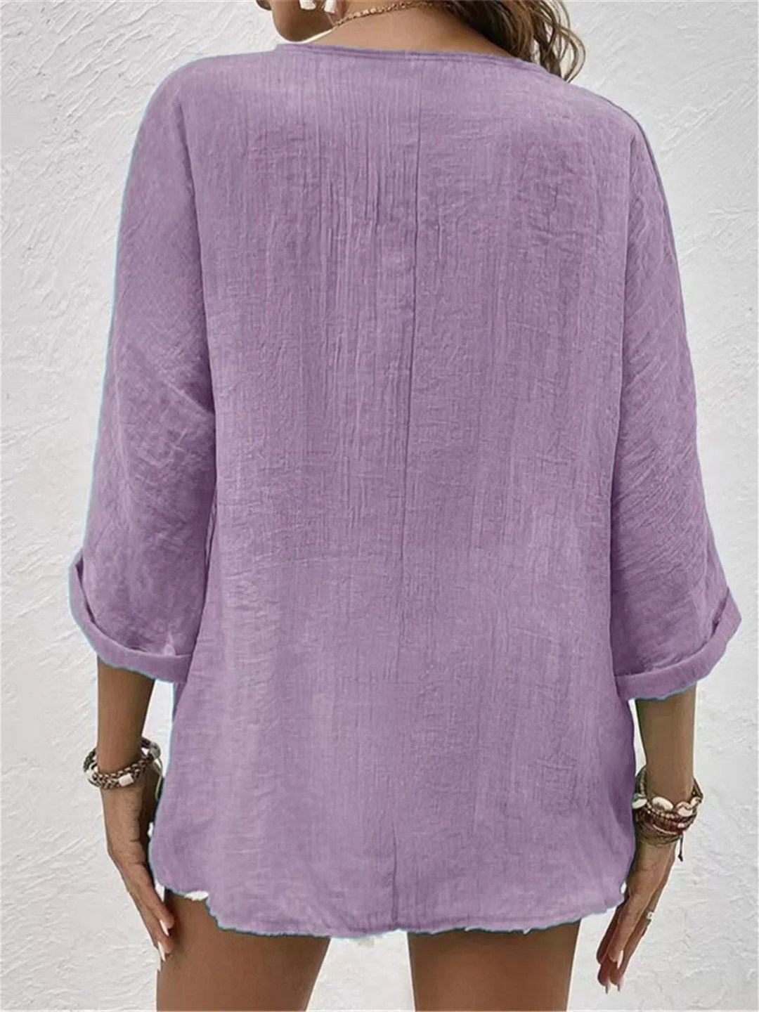 Foldet V-hals damebluse med trekvart ærmer i bomuld. Oversized og afslappet top klar til sommer.