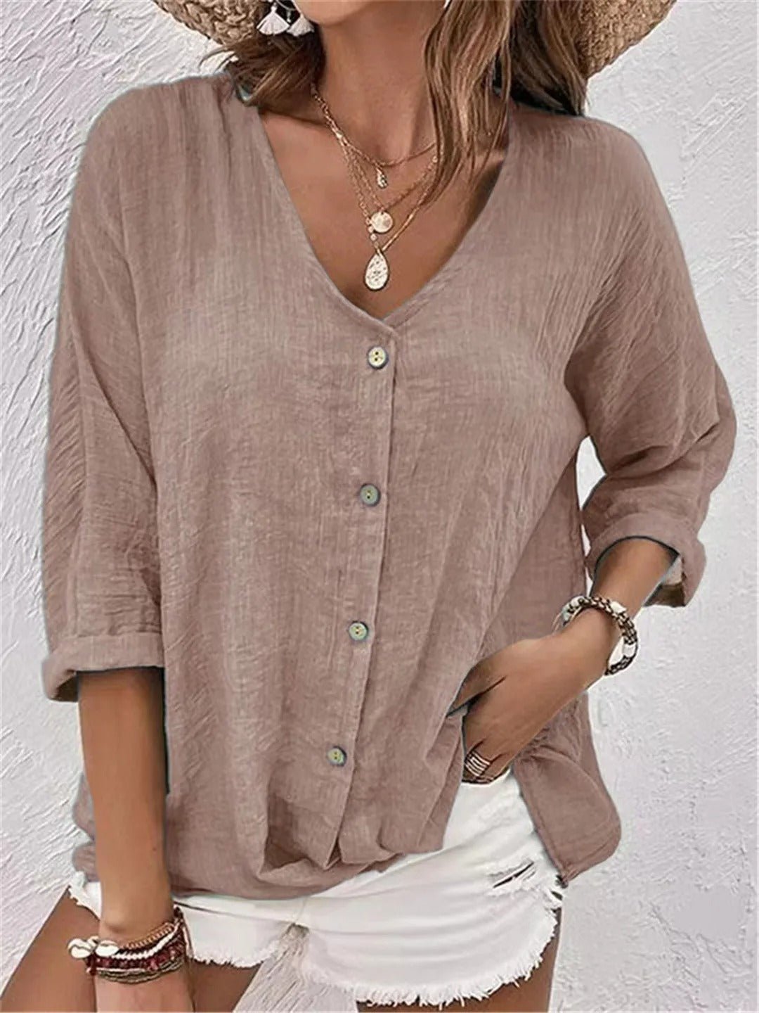 Stilfuld damebluse med V-hals og trekvart ærmer, i oversized bomuld. Ideel som casual sommertop.