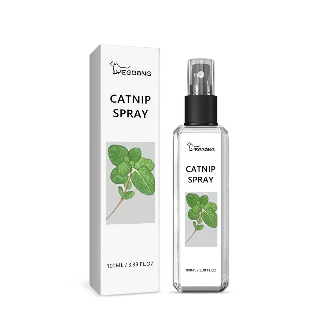 CatAura kattespray anvendt på kattelegetøj, opmuntrer katten til mere aktiv leg med naturlige ekstrakter.