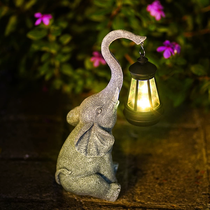 Detaljeret harpiks elefant solarlampe, der giver hyggelig og automatisk udendørs belysning.