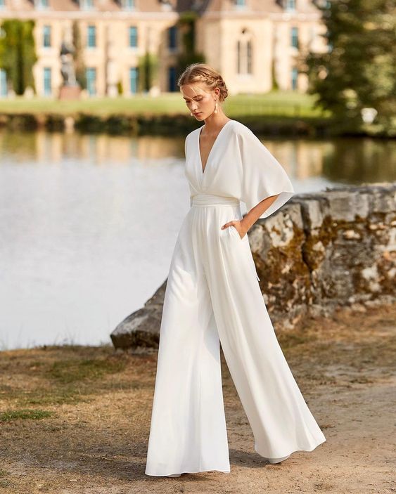 "Chik kvindejumpsuit i let stof med brede ben, elegant silhuet; perfekt til både hverdag og fest."
