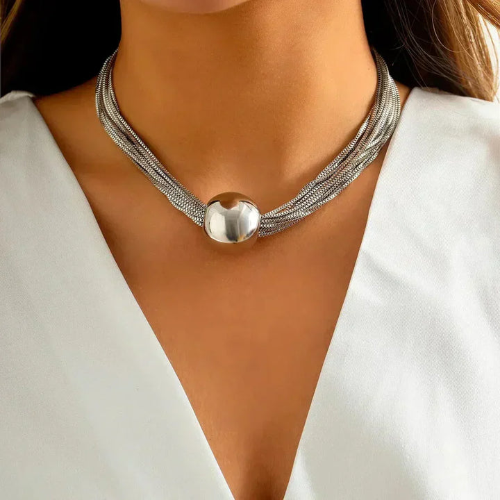 Elegant chunky choker halskæde med rundt statement vedhæng. Et moderne tilbehør til kvinder, perfekt til festlige lejligheder.