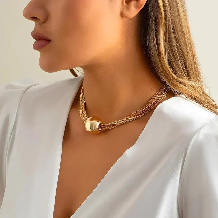 Stilfuld damehalskæde: Chunky choker med stort rundt statement vedhæng. Moderne smykke, ideel som gave til hende.
