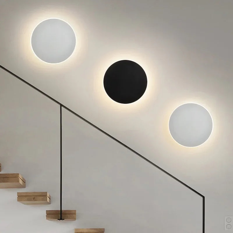 Cirkulær CircleBeam LED væglampe. Elegant, moderne belysning til hjemmet med energibesparende teknologi.