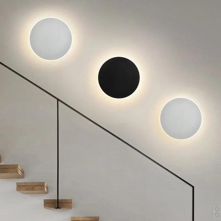 Cirkulær CircleBeam LED væglampe. Elegant, moderne belysning til hjemmet med energibesparende teknologi.