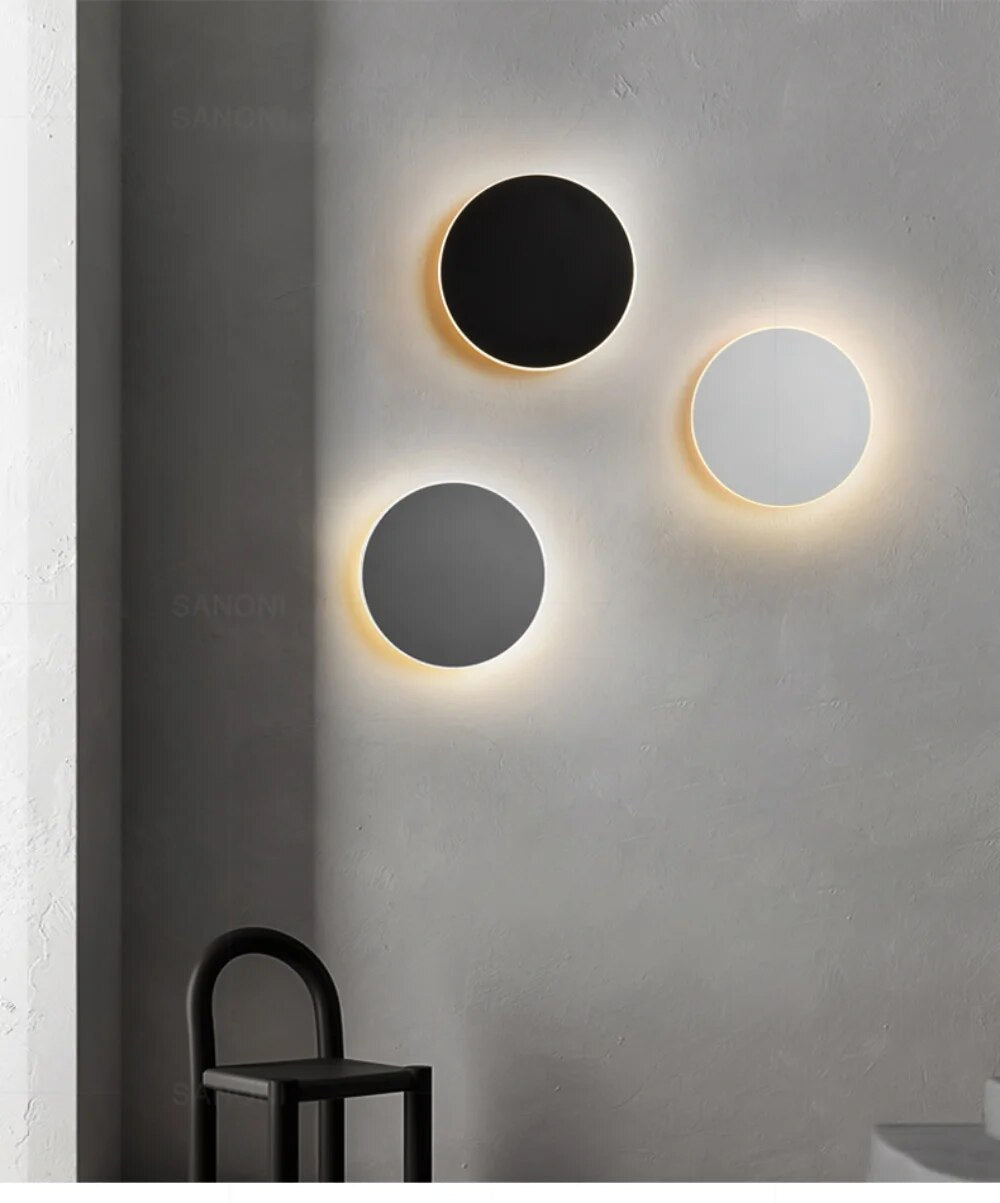Vægmonteret CircleBeam LED lampe. Moderne, cirkulær og energibesparende belysning, ideel til minimalistisk stil.