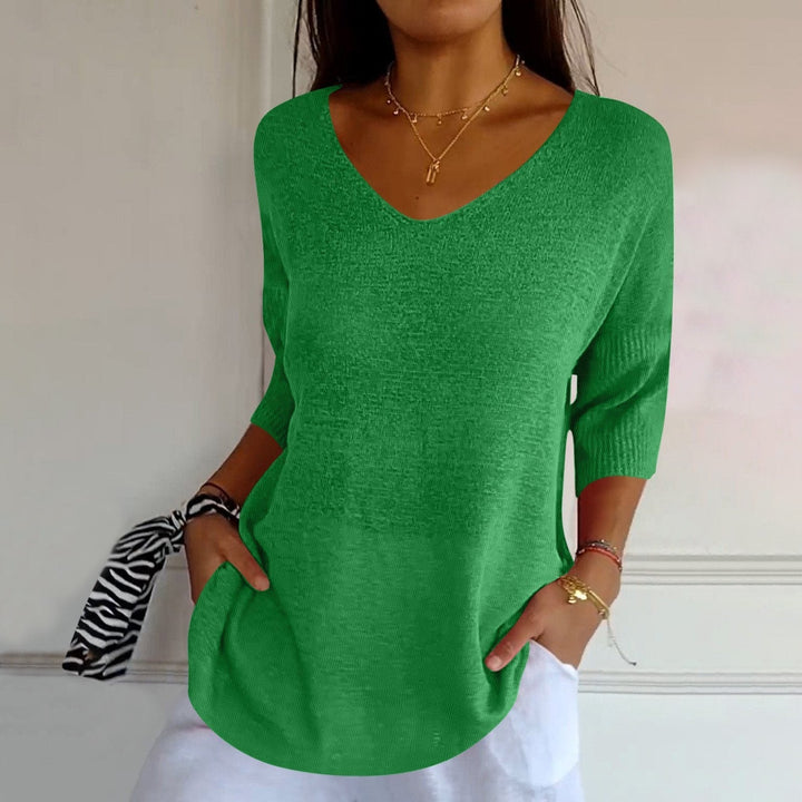 Clara Top i elegant, blød rød farve, damebluse, enkel men sofistikeret design, flaterende og komfortabel stil.