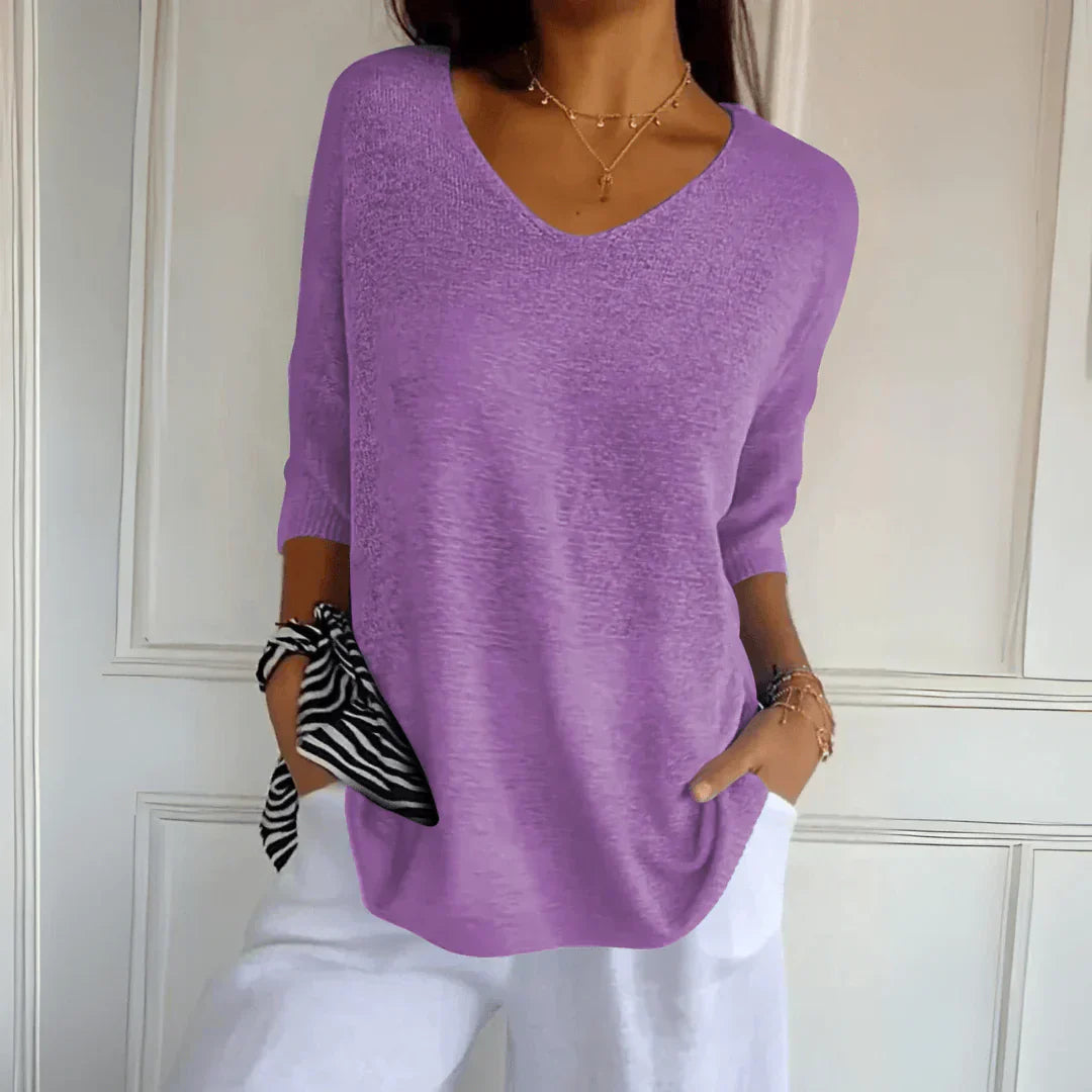 Clara Top i elegant, blød rød farve, damebluse, enkel men sofistikeret design, flaterende og komfortabel stil.