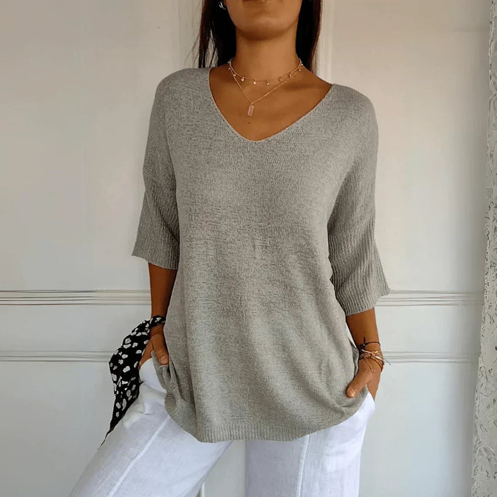 Clara Top i elegant, blød rød farve, damebluse, enkel men sofistikeret design, flaterende og komfortabel stil.