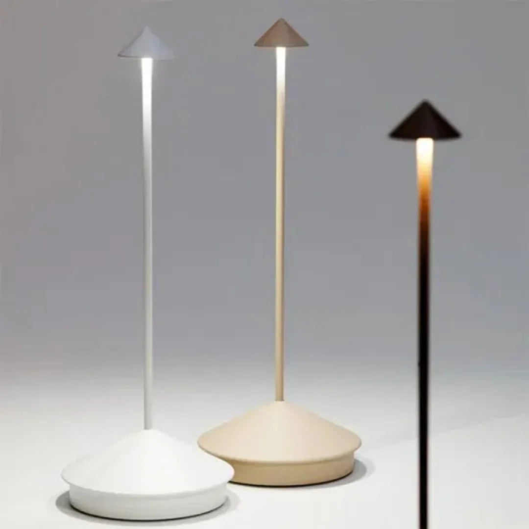 Robust ClarityGlow vandtæt bordlampe, holdbar og designet til at modstå vind og vejr i udendørs miljøer.