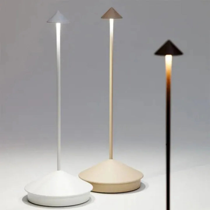 Robust ClarityGlow vandtæt bordlampe, holdbar og designet til at modstå vind og vejr i udendørs miljøer.