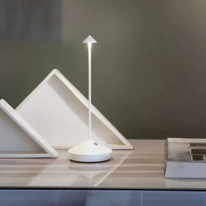ClarityGlow bordlampe med justerbart, varmt dæmpbart LED lys, ideel til afslappende og hyggelig stemning.