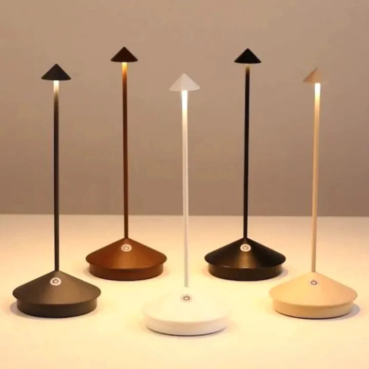 Alsidig ClarityGlow trådløs bordlampe, perfekt til spisebordet, soveværelset, kontoret eller terrassen.