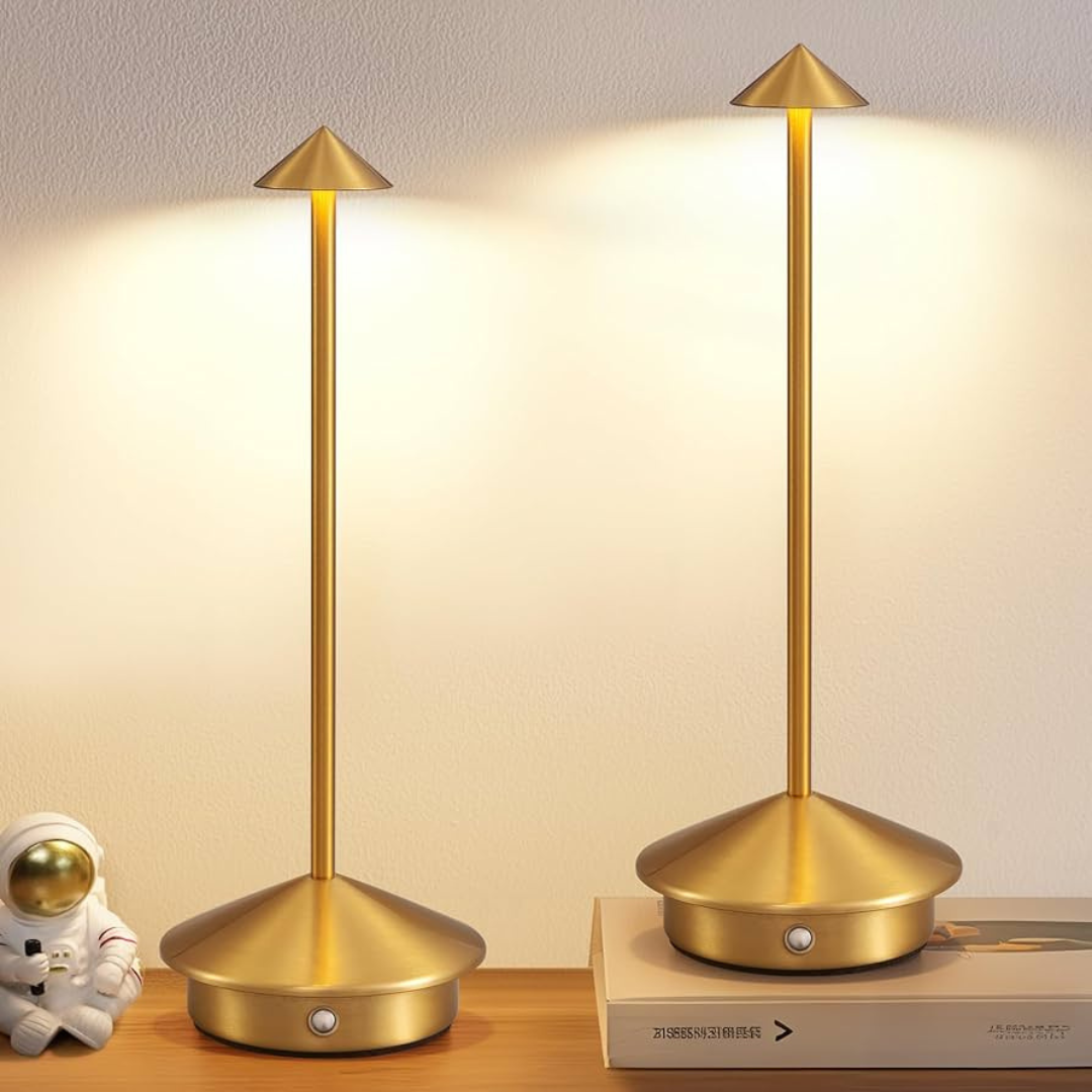 Klar til brug ClarityGlow batteridrevet bordlampe, nem at transportere og giver lys overalt uden ledninger.