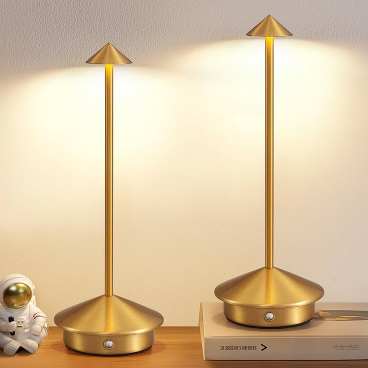 Klar til brug ClarityGlow batteridrevet bordlampe, nem at transportere og giver lys overalt uden ledninger.