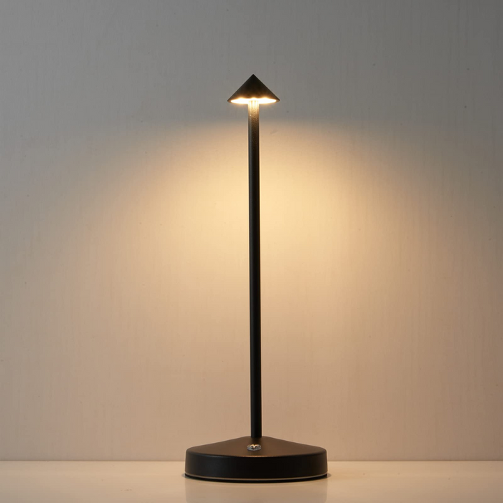 ClarityGlow, en moderne trådløs bordlampe med dæmpbart og vandtæt LED lys til ethvert hjem og have.
